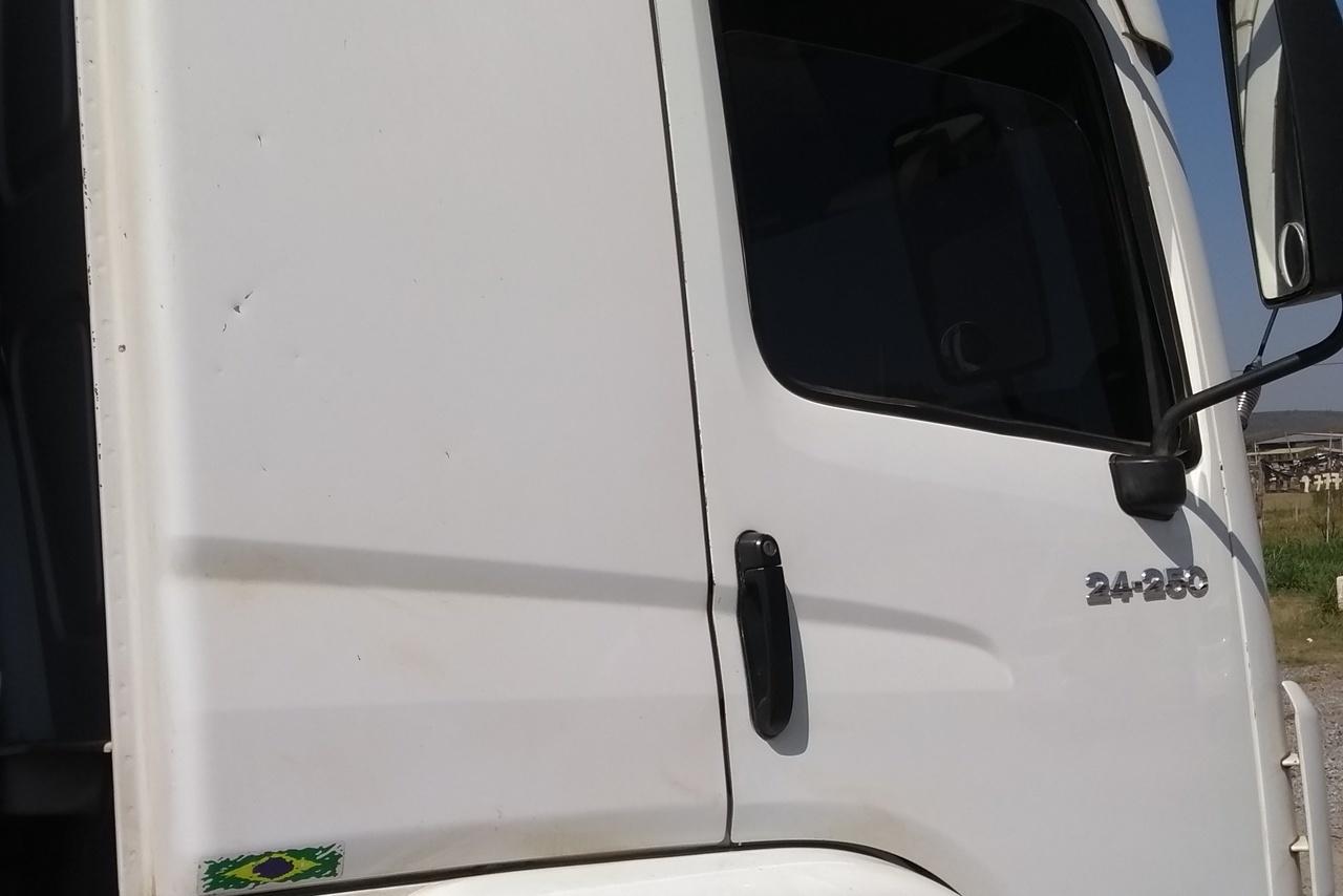 Volkswagen 24-250 E Constellation 3-Eixos - 10/10 2
