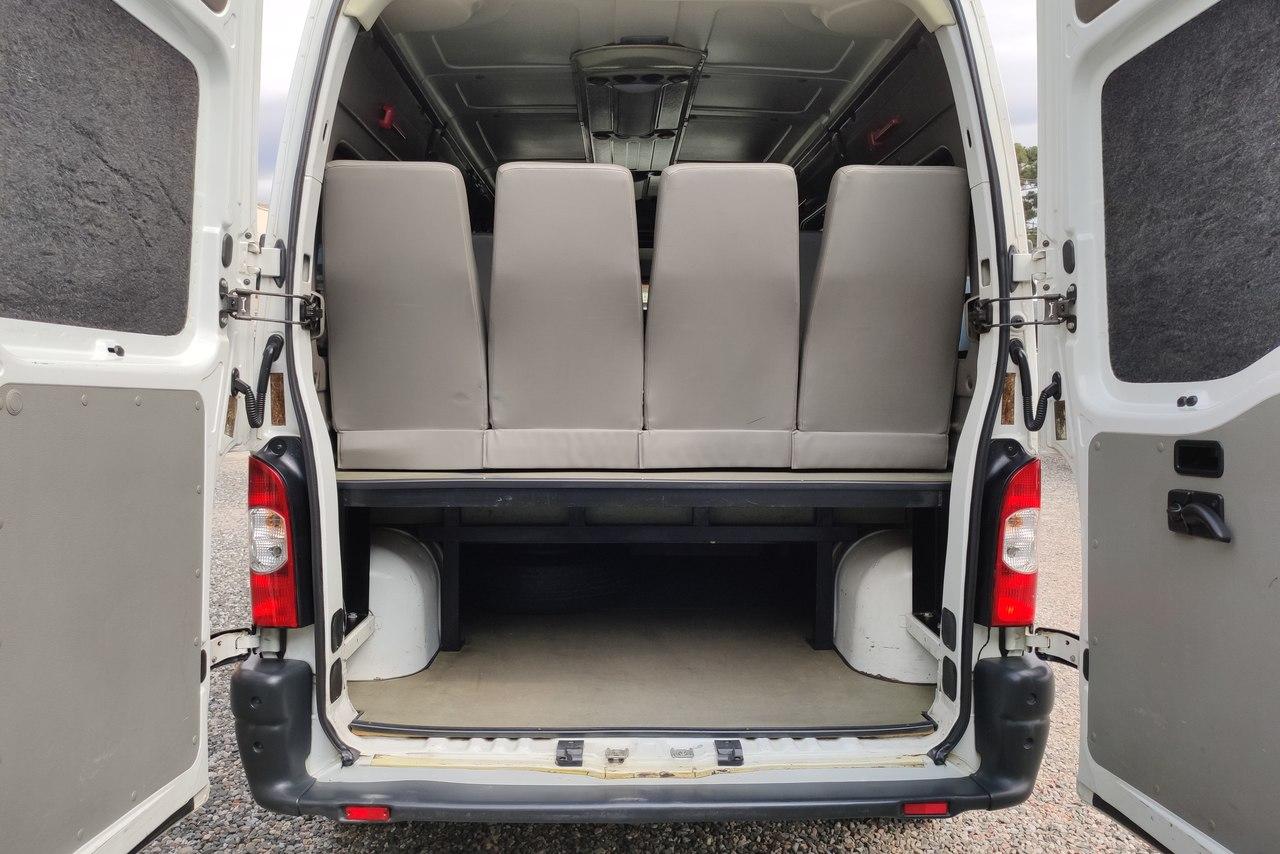 Renault Master Minibus - 12/13 9