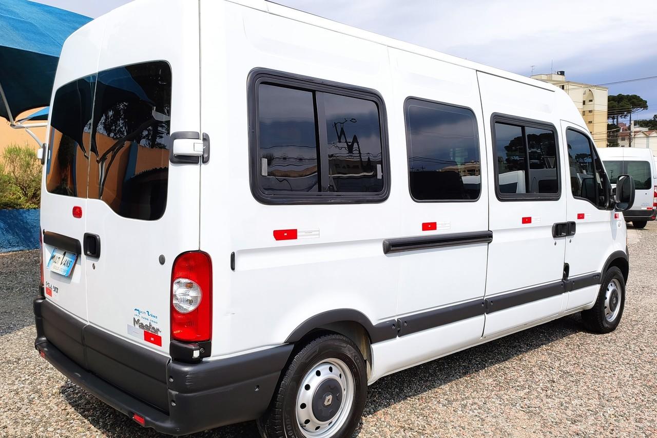Renault Master Minibus - 12/13 12