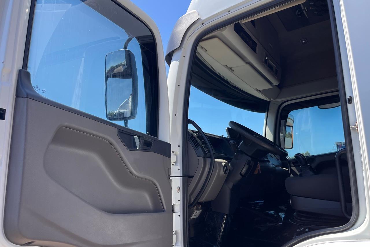 Volkswagen 30-330 Constellation 8x2 - 17/18 13