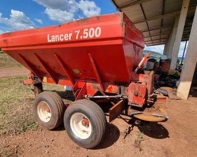 Distribuidor de Fertilizantes, Calcário e Sementes